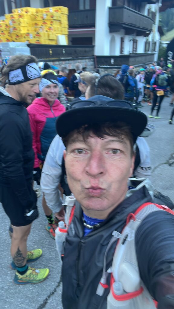 Transalpine Run 2025: Selfie eines Läufers kurz vor dem Start. - We Run 4 Fun!