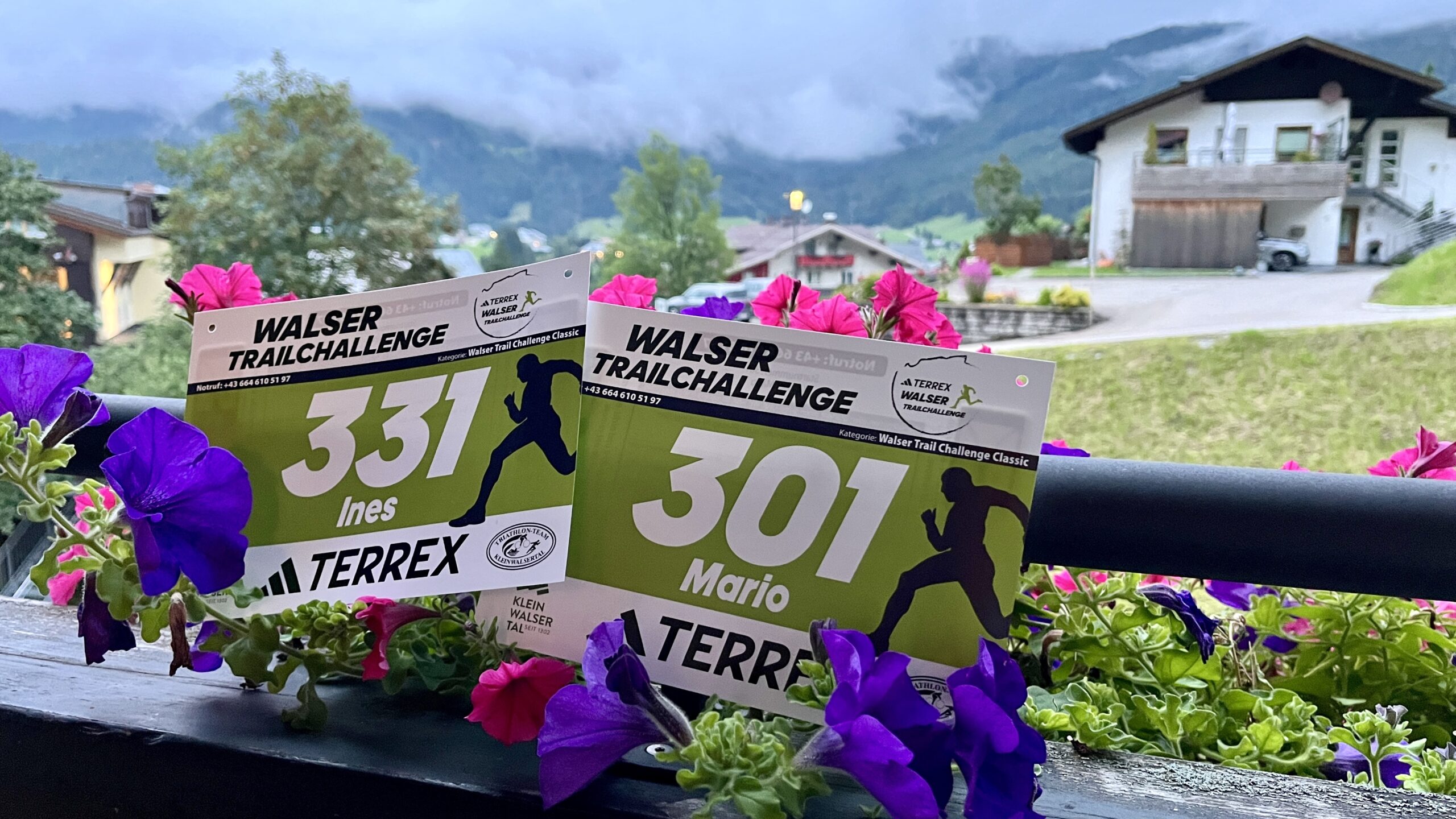 Walser Trail Challenge: Startnummern 331 (Ines) und 301 (Mario) vor Alpenkulisse - We Run 4 Fun!