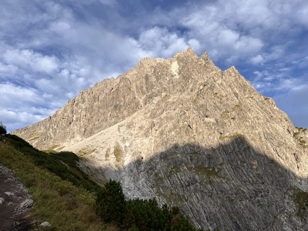 Majestätischer Berg in den Alpen, Transalpine Run 2025. Felsige Berglandschaft unter blauem Himmel. - We Run 4 Fun!