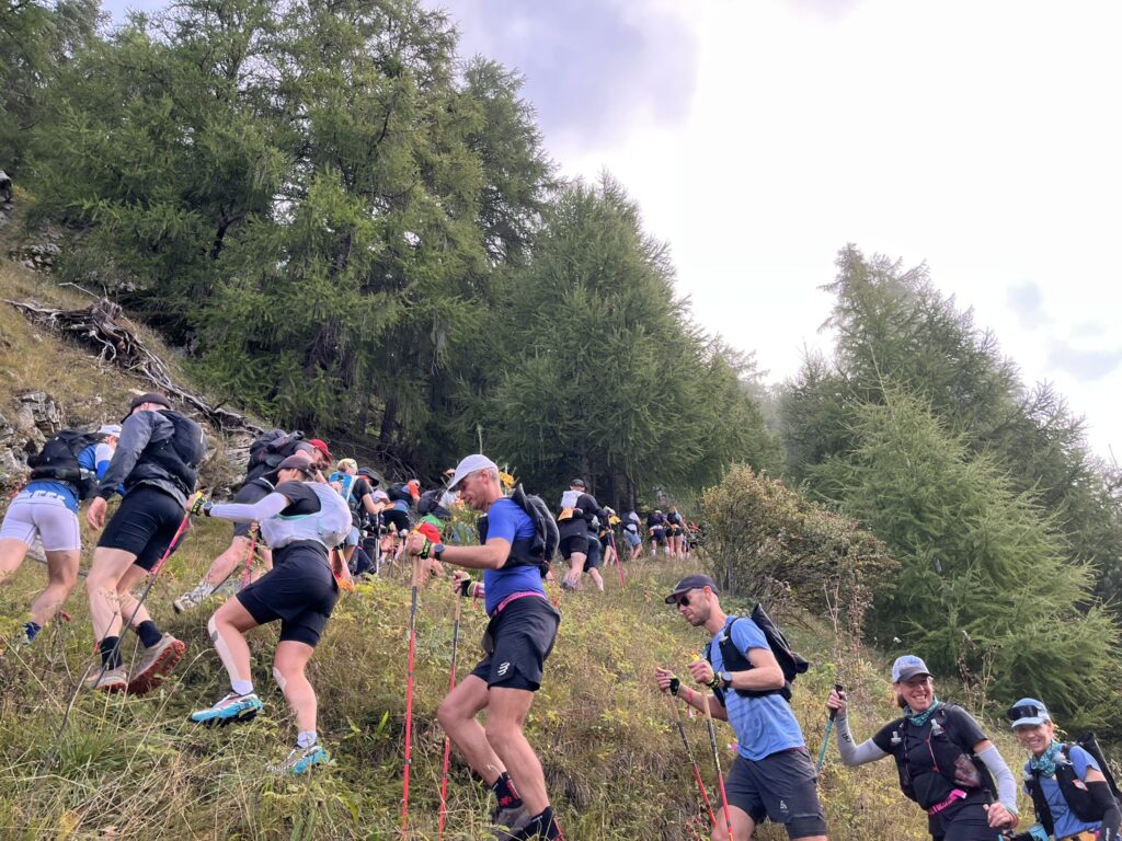 Transalpine Run 2025: Läufer steigen steilen Berg hinauf, Outdoor-Sport - We Run 4 Fun!