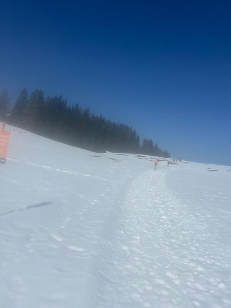 Verschneiter Weg beim Mountainman Winter Trail in Reit im Winkel mit Läufern und Bäumen im Hintergrund. - We Run 4 Fun!
