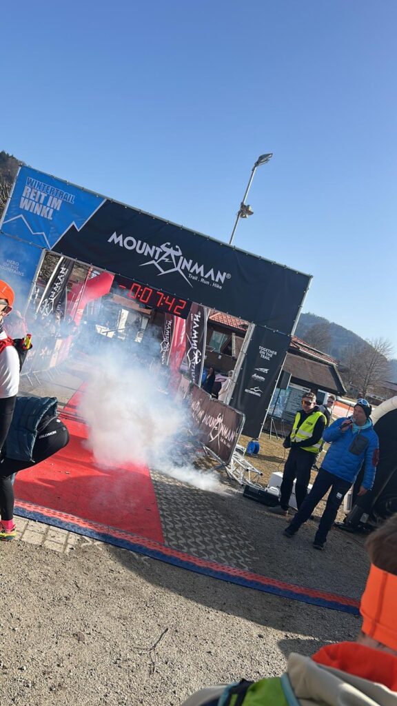 Mountainman Winter Trail Ziellinie in Reit im Winkl mit Rauch. Zeit: 0:07:42. - We Run 4 Fun!