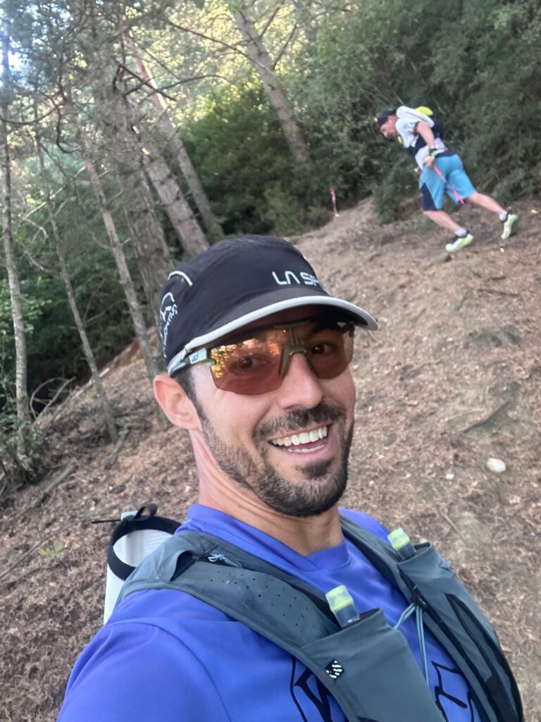 Läufer mit Sonnenbrille und Trinkweste im Wald - We Run 4 Fun!