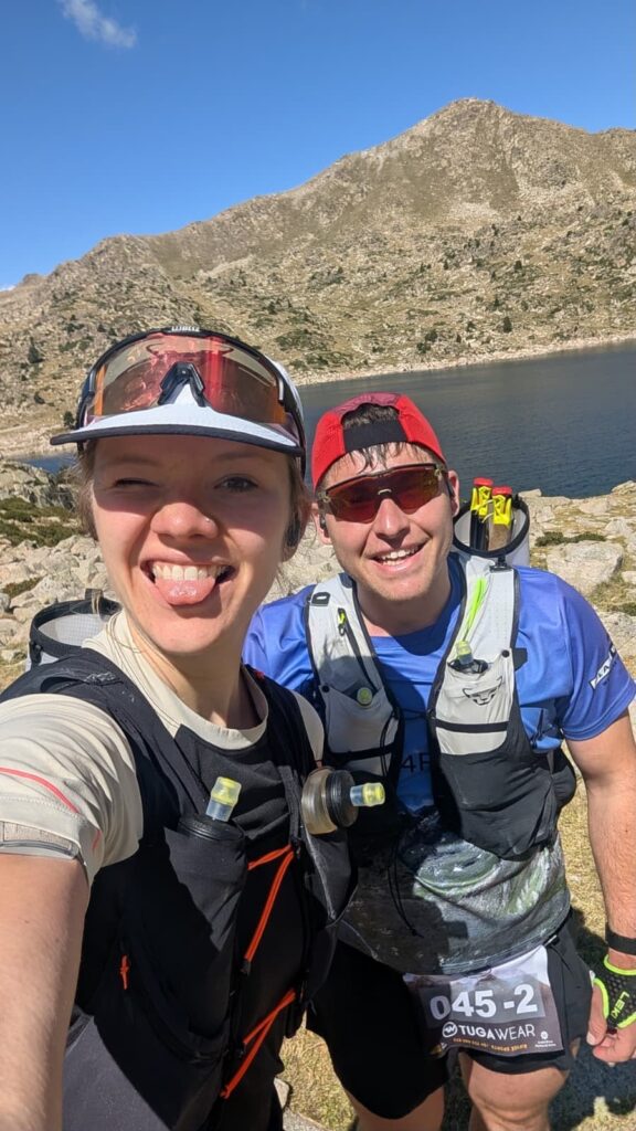 Läuferpaar mit Rucksäcken vor Bergsee - We Run 4 Fun!